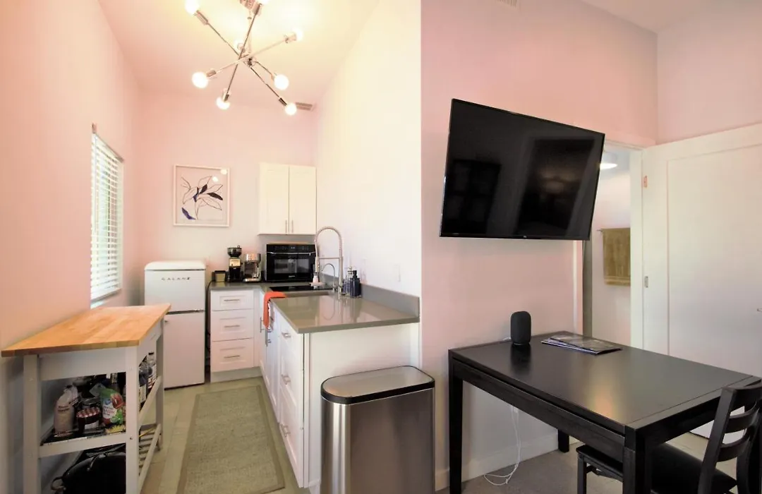 Modern Executive Suite W/ Kitchenette And Laundry-1