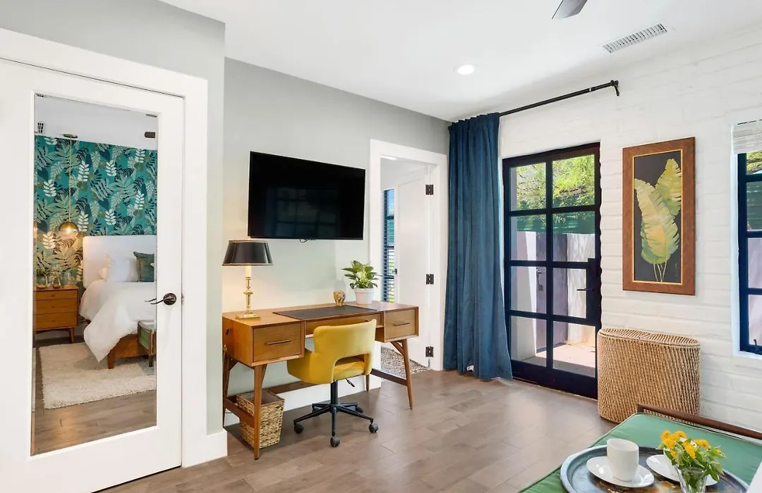 Luxurious Br Bath Apt W Full Kitchen Living-1