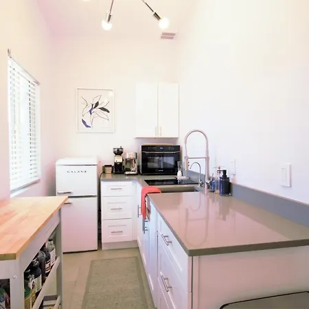 Modern Executive Suite W/ Kitchenette And Laundry-2