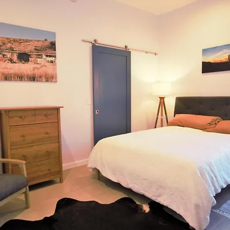 Modern Executive Suite W/ Kitchenette And Laundry-3