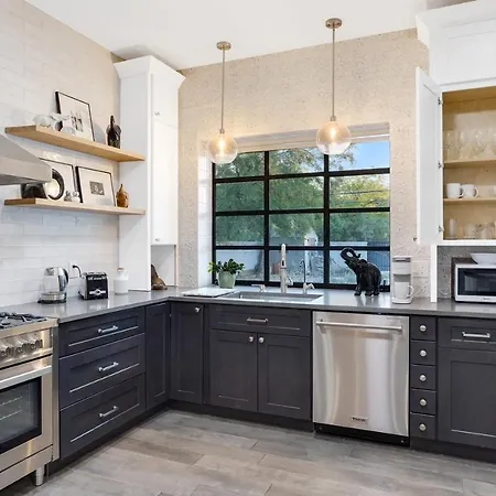 Luxurious Br Bath Apt W Full Kitchen Living-3