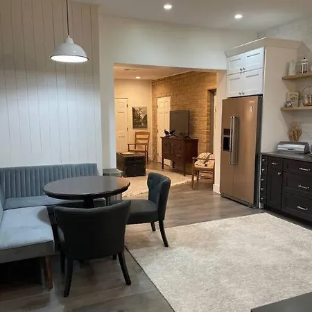 Luxurious Br Bath Apt W Full Kitchen Living-2